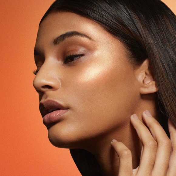 MORPHE x Avani Gregg Whoa Glow Face & Body Illuminator - Picture 2 of 12